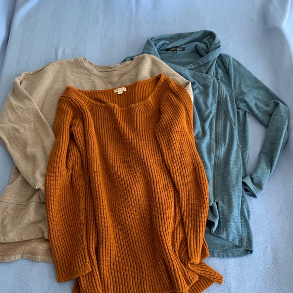 Bundle of 3 cozy Tops Sweater Sweatshirt - Picture 1 of 7